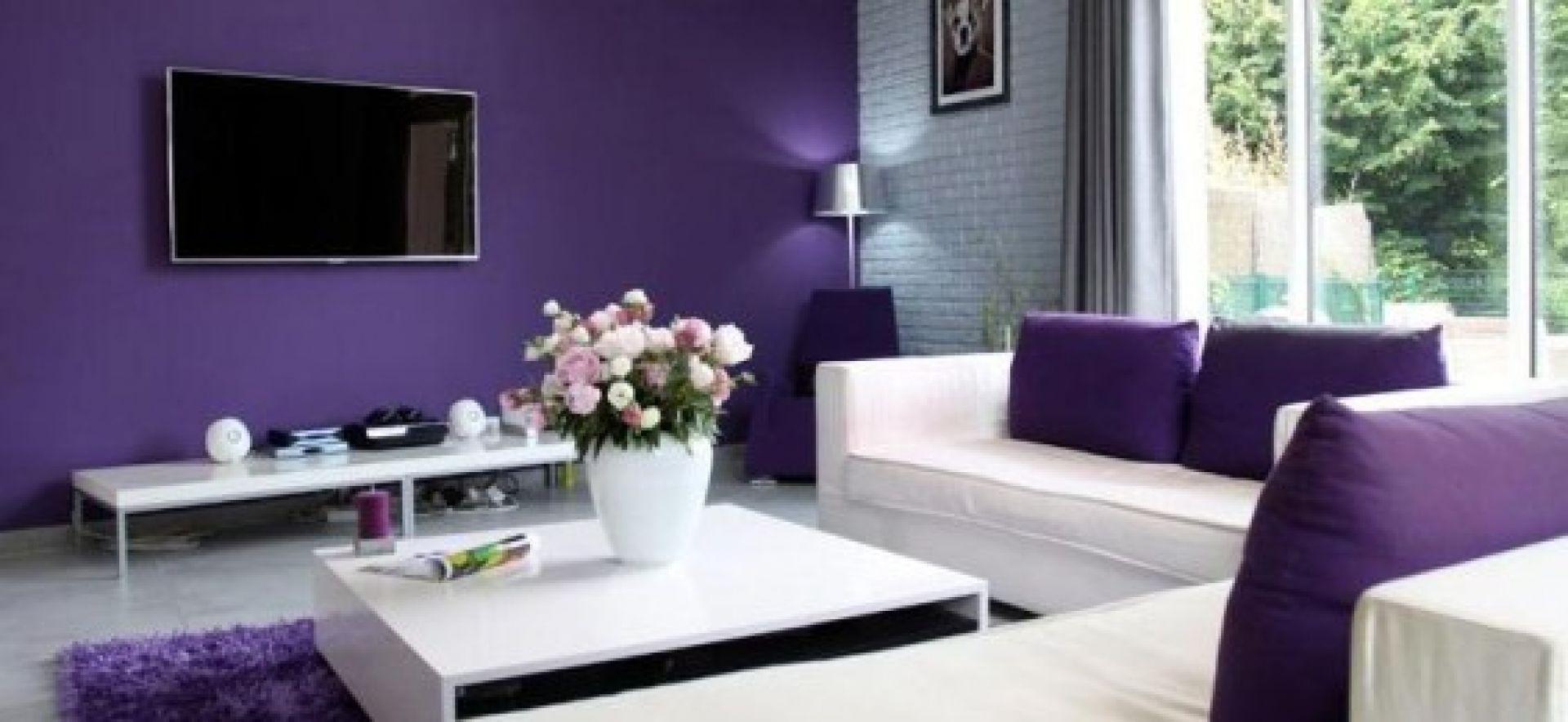 Фиолетовый цвет в интерьере гостиной